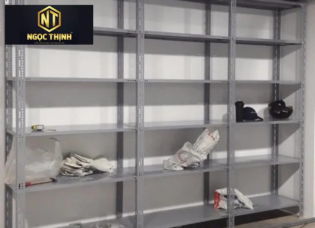 Kệ sắt V lỗ 18 mâm 8 chân trụ N3000